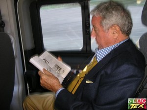Sergio Bonelli apreciando o livro Tex no Brasil - O Grande Herói do Faroeste