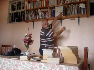 Ary Otávio Canabarro dos Santos arrumando a colecção