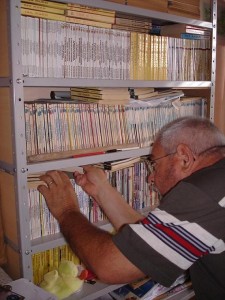 Ary Otávio Canabarro dos Santos mexendo na colecção