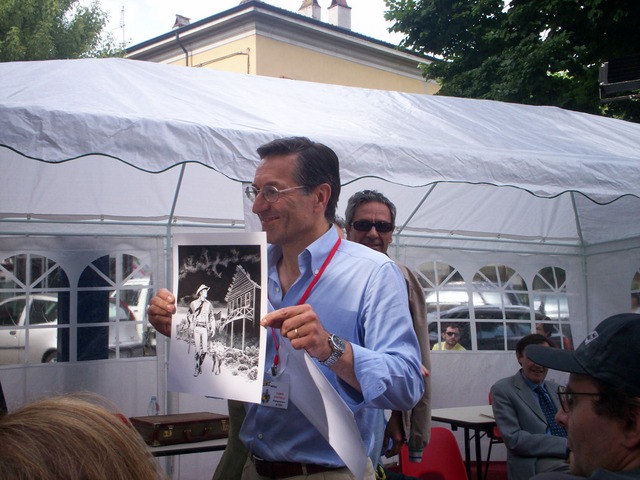 Fabio Civitelli mostrando um desenho inédito de sua autoria