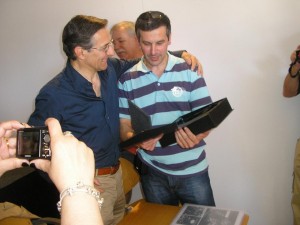 Carlos Moreira entregando o troféu a Fabio Civitelli