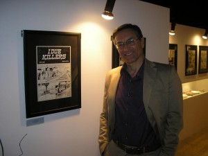 Fabio Civitelli ao lado da sua primeira página original de Tex
