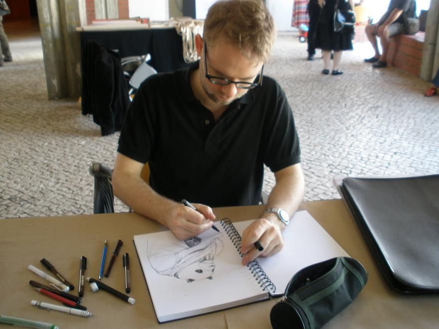 Niko Herinchon a desenhar o autógrafo para João Miguel Lameiras