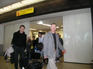 Bianchini e Civitelli desembarcando no aeroporto de Lisboa