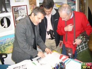Moreno Burattini, Mário João Marques e Gianni Petino vendo originais de Zagor