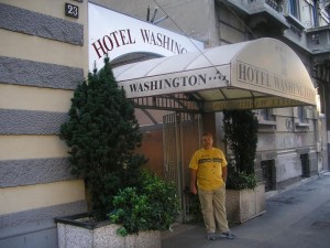 Dorival em frente ao Hotel Washington