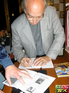 Giancarlo Berardi autografando a revista Texbr