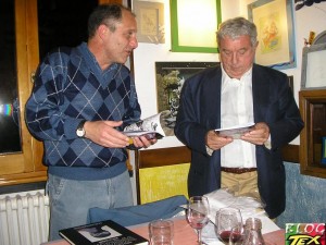Júlio Schneider apresentando a revista Texbr a Sergio Bonelli