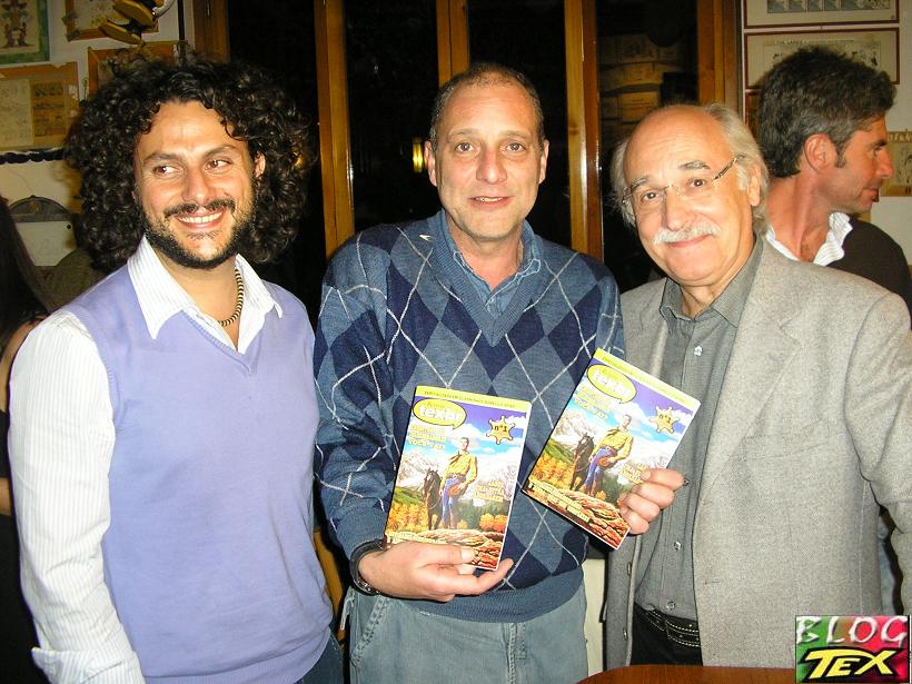 Lorenzo Calza, Júlio Schneider e Giancarlo Berardi com a revista TexBr