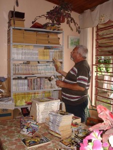 Ary Otávio Canabarro dos Santos arrumando a colecção