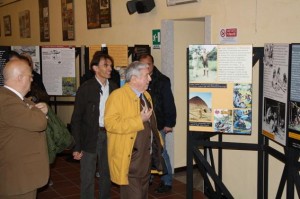 Sergio Bonelli admirando a exposição