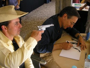 Fabio Civitelli desenhando sob a ameaça de Tex