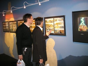 Bianchini e Civitelli vendo as exposições do FIBDA