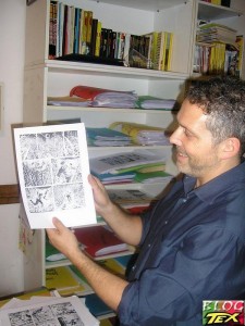 Moreno Burattini mostrando uma página original de Zagor