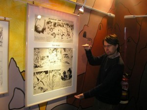 Pedro e uma prancha original e gigantesca de Flash Gordon por Alex Raymond