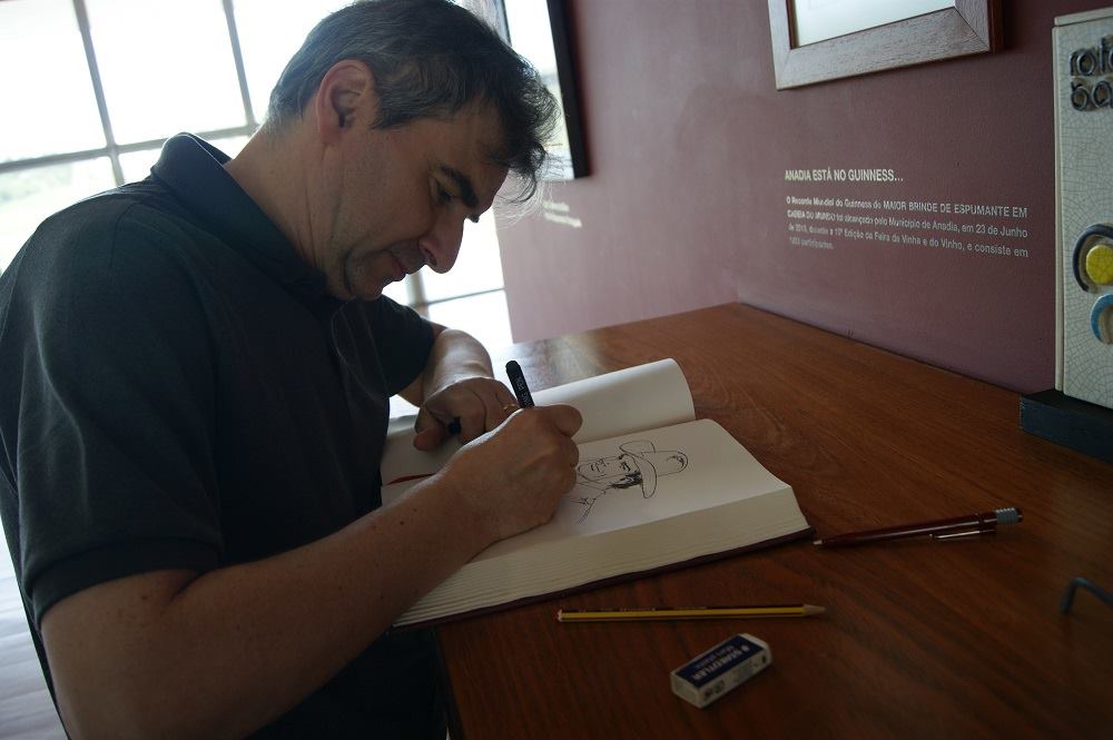 Andrea Venturi a desenhar em pé