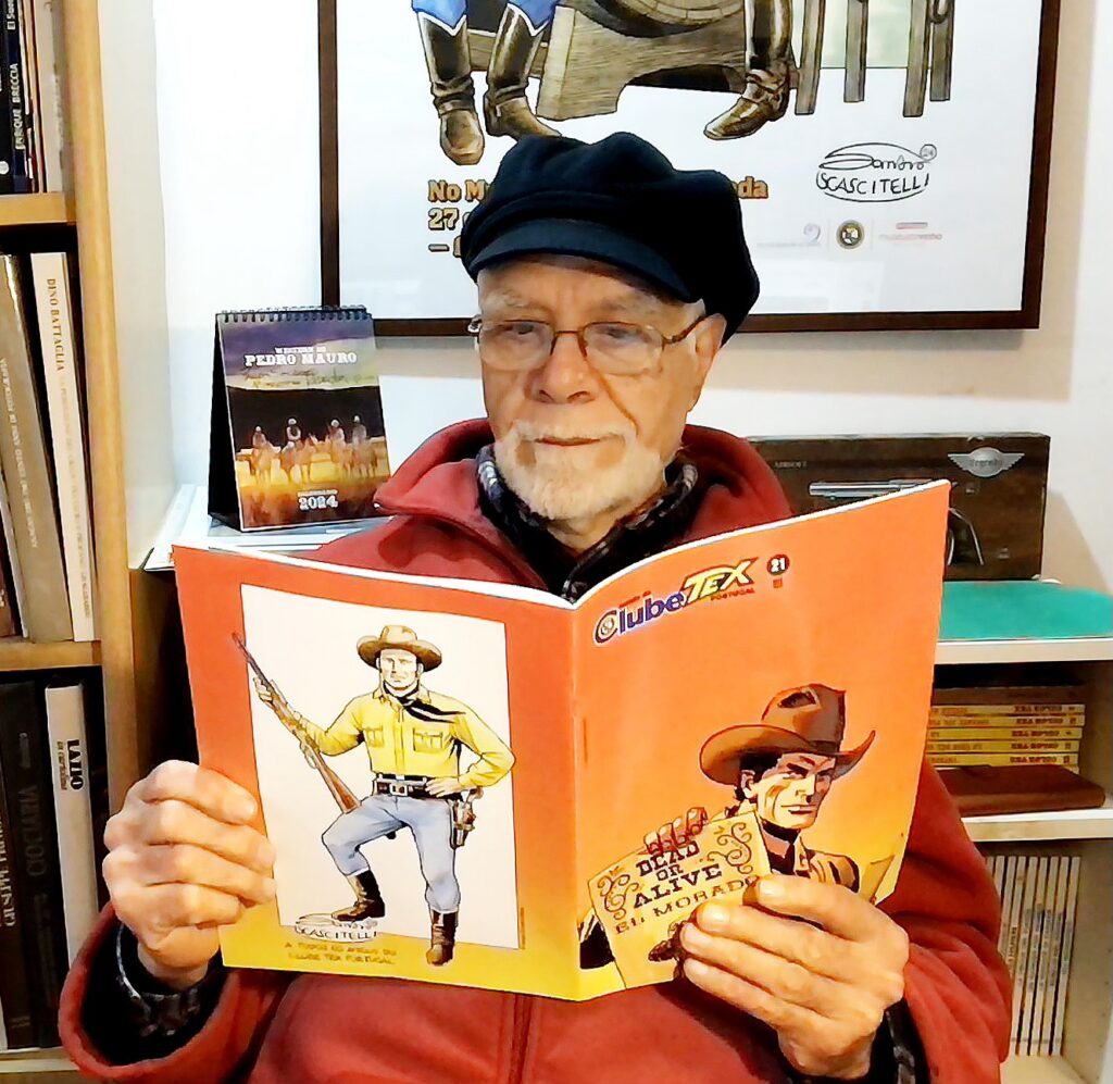 Sandro Scascitelli exibe na sua biblioTex, com visível satisfação, a revista #21 do Clube Tex Portugal