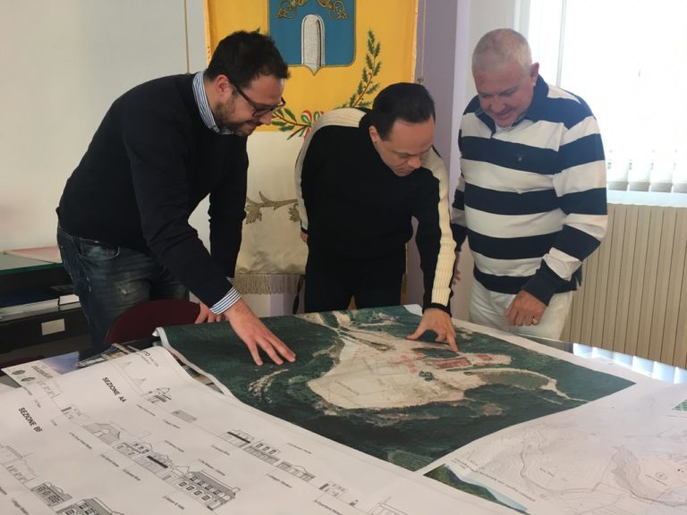 Riccardo Mortandello, Presidente da Câmara Municipal de Montegrotto Terme mostra projecto do parque temático Tex Willer Wordl ao conceituado jornalista Thiago Gardinali na presença de Giorgio Bonelli