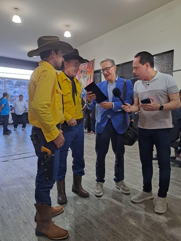 Um momento repleto de emoção na Mythos Editora Delair Turella, João Marin e Thiago Gardinali entregam a placa de homenagem da Comissão do EnconTex 2026 ao Mestre Fabio Civitelli